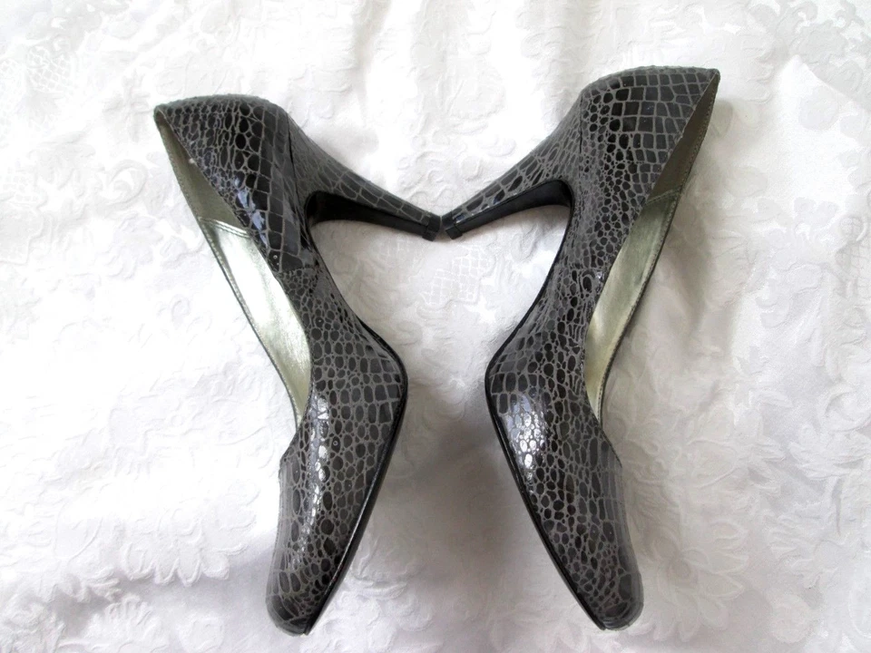 STYLE & CO. 'PAMELA' 8,5 M Gris Estampado Serpiente Suela de Cuero Tacones de Bomba Usados en Excelente Condición Foto 4 de 4