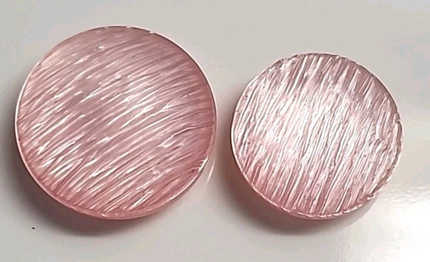 Juego de 7 botones de caña de plástico texturizado rosa 0,66" 16,9 mm y 1 pequeño 0,57" Foto 4 de 4