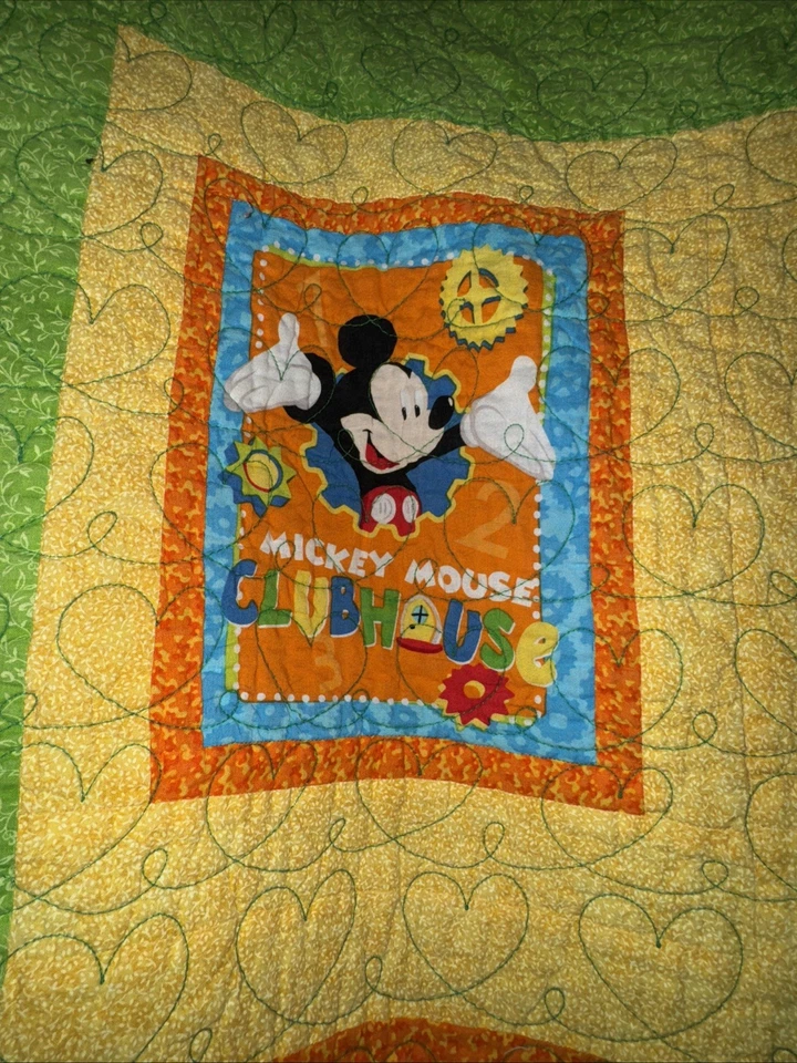 Edredón casero Mickey and Friends 42”x 63” tela de algodón Foto 2 de 4