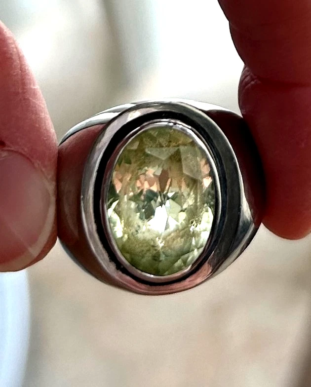 Anillo de titanio para hombre talla 10,5 verde corte ovalado piedra como peridoto gema grande USADO Foto 3 de 4