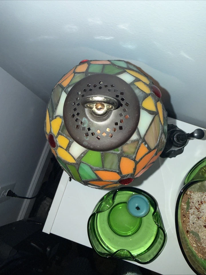 8 Inch Tiffany Style Sunflower Stained Glass Table Lamp - Image 4 of 4