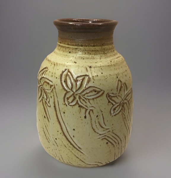 Vintage Signed ~Yellow Daffodils~ Studio Art Stoneware Pottery Vase 7” Mint