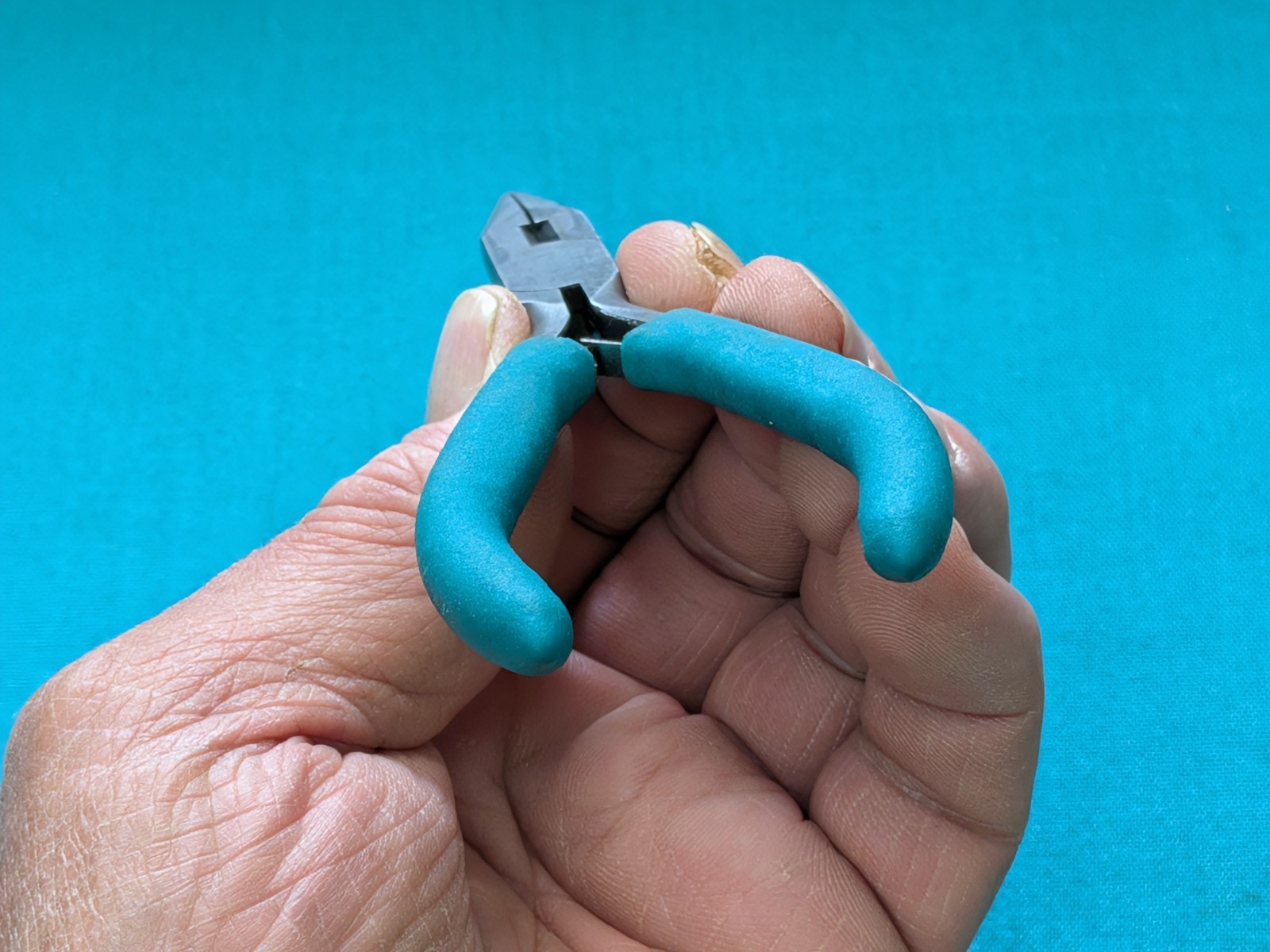 BEAD SMITH 5" Chain Nose Pliers w/ Cutter-Cushion Grip-Smooth Jaws-Spring Loaded