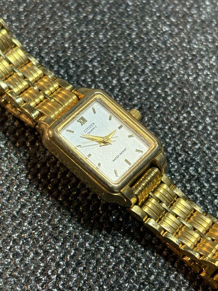 Reloj pulsera Citizen Tank vintage de cuarzo rectangular tono dorado para mujer Foto 4 de 4