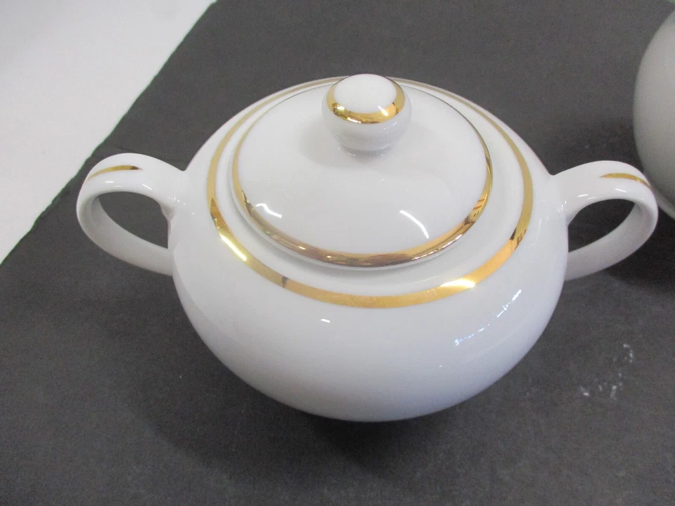 Juego de crema y azúcar 10 Strawberry Street, ltd. de MONNO BLANCO y DORADO Foto 2 de 4