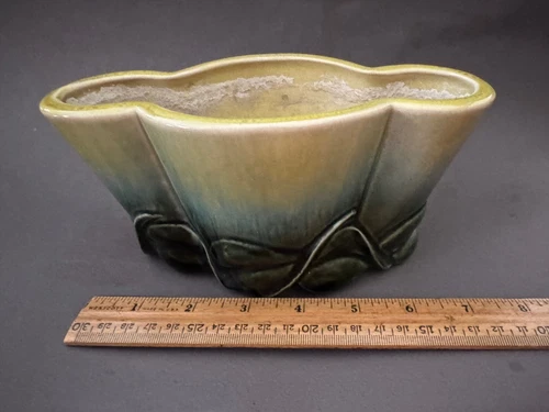 HULL POTTERY #117 GREEN OMBRE TULIP FLOWER MCM CERAMIC POTTERY PLANTER VASE