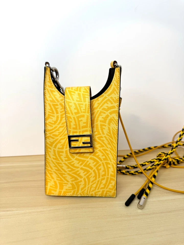 Soporte para teléfono Fendi Sarah Coleman de lona recubierta FF Vertigo Foto 4 de 4