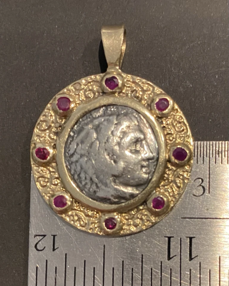 Dije de oro 14K hecho a mano con moneda antigua y rubíes Foto 4 de 4