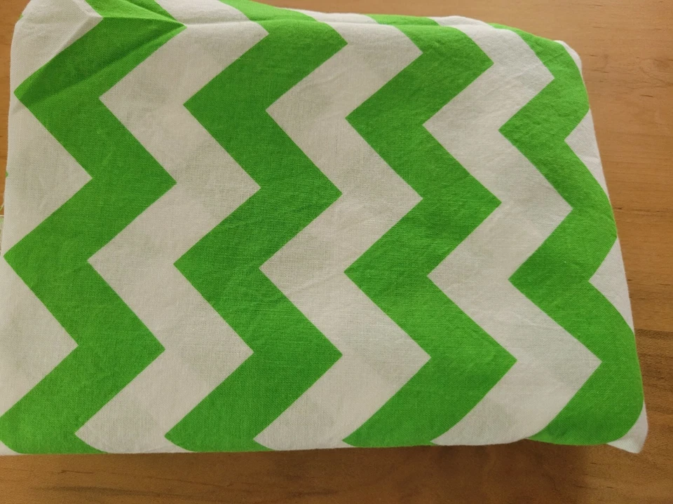 Tela RTC Verde y Blanco Zigzag Algodón 1 Pieza Remanente 42"x42" con Pieza Extra Foto 3 de 4