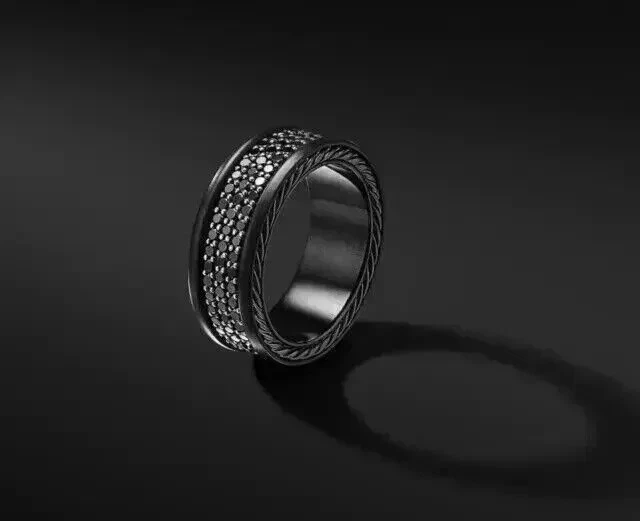 Alianza de boda para hombre de diamantes negros creados de corte redondo de 2 quilates enchapada en oro negro 925 de 14 quilates Foto 2 de 4