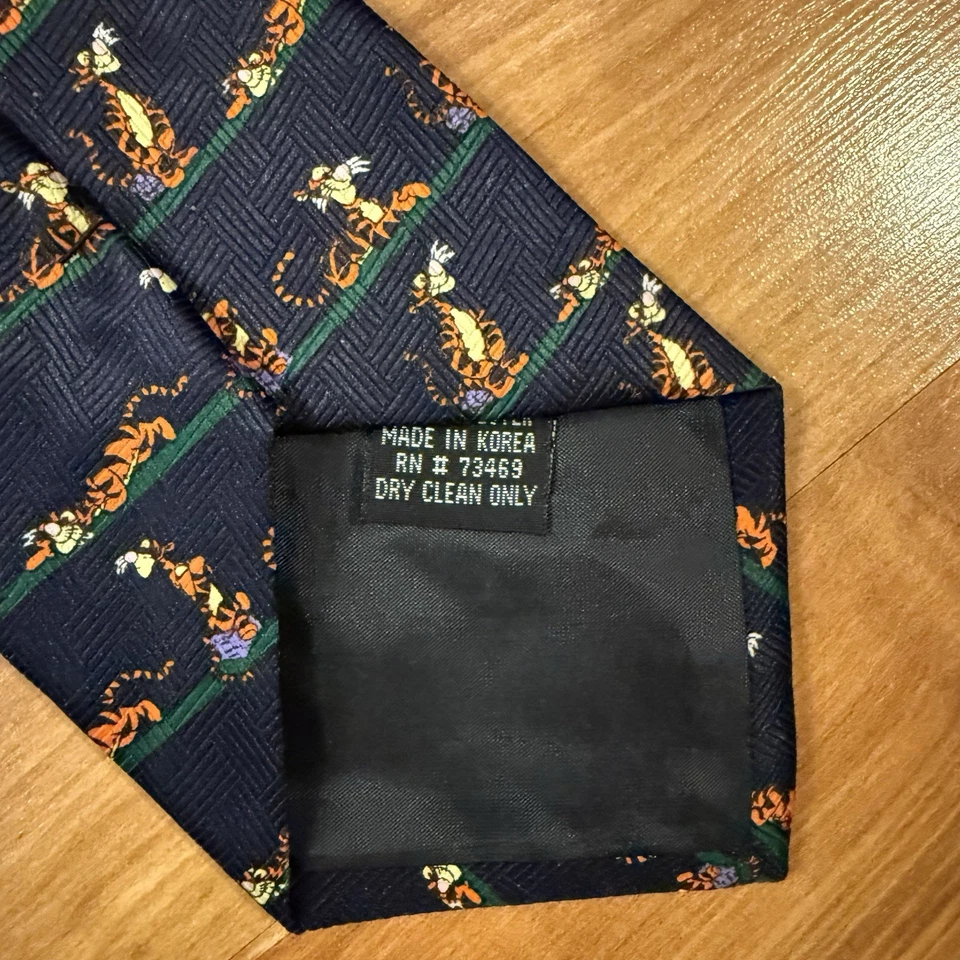 Corbata Disney con Tigger - Azul Marino - Pooh por Exquisite Apparel Foto 4 de 4
