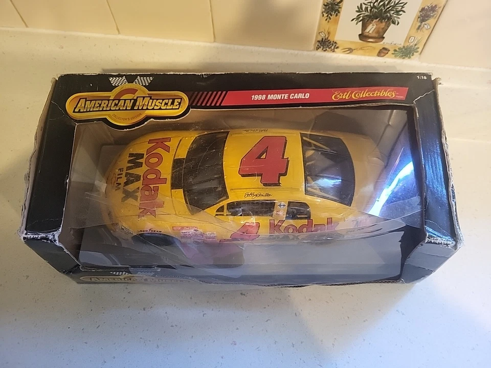 Модель автомобиля American Muscle 1998 Monte Carlo Bobby Hamilton масштаб 1:18 поврежденная коробка - Изображение 3 из 4
