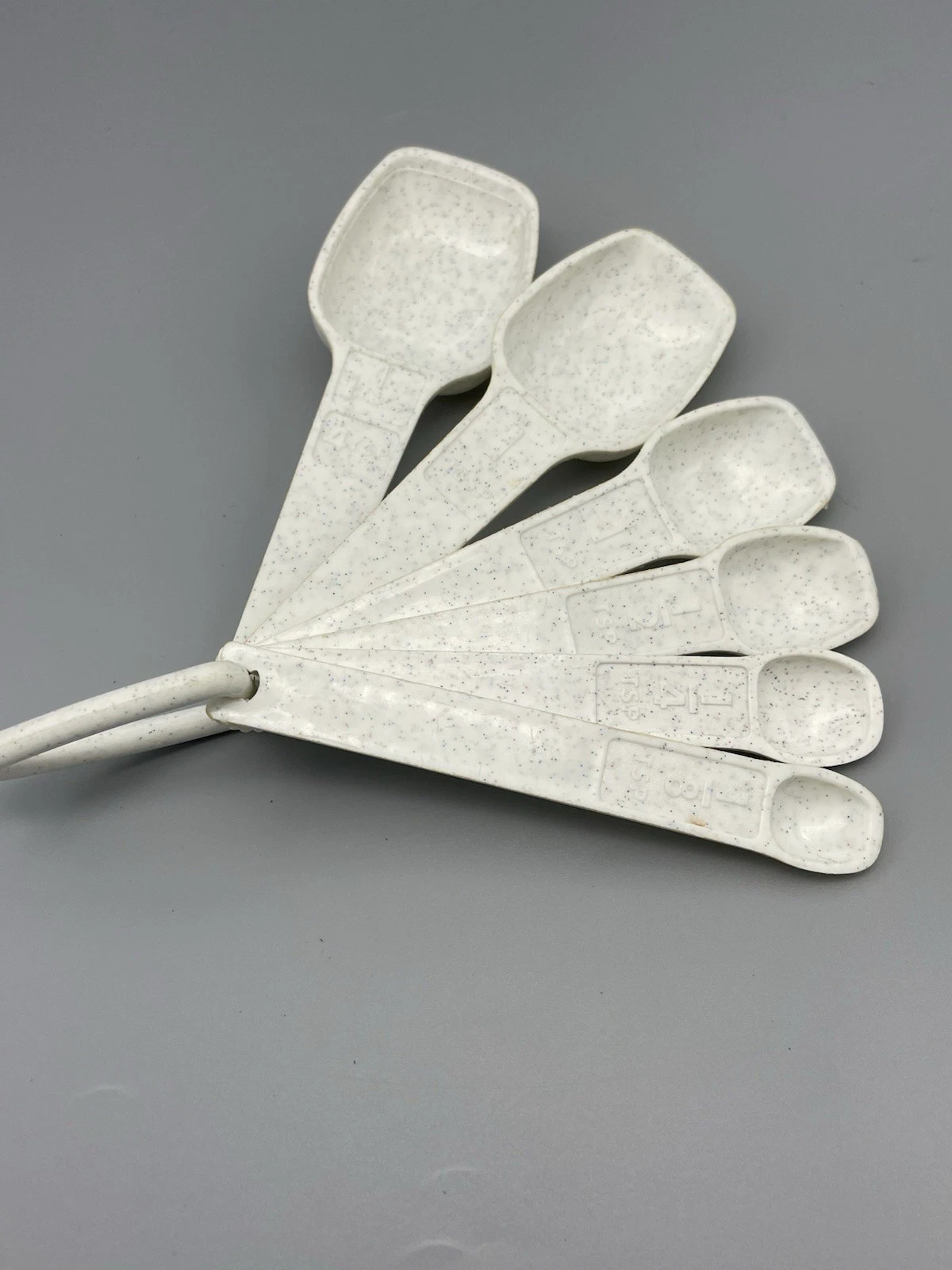 Retro Vintage Tupperware Measuring Spoons Set w/ D Ring White Speckled Fireworks