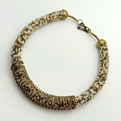 Halskette Perlen Seil Gold Weiß Rocailles Spule Statement Boho Tribal Style