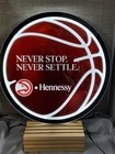 ATL HAWKS / HENNESSY COGNAC NBA BASKETBALL LED BAR SCHILD MANN HÖHLE DEKOR LICHT NEU