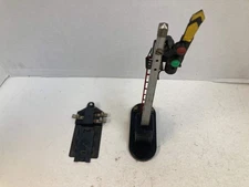 Lionel No. 151 Operating Semaphore w/ 153C track contactor Postwar *WORKS*
