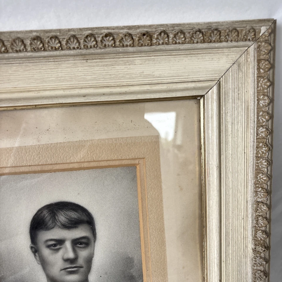 Antiguo retrato de carbón de la década de 1890 ampliación de crayón joven en marco de yeso Foto 4 de 4