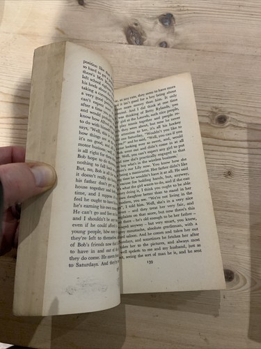 VILE BODIES - Evelyn Waugh PENGUIN PAPERBACK BOOK No 136 Date Page Removed - Picture 3 of 5