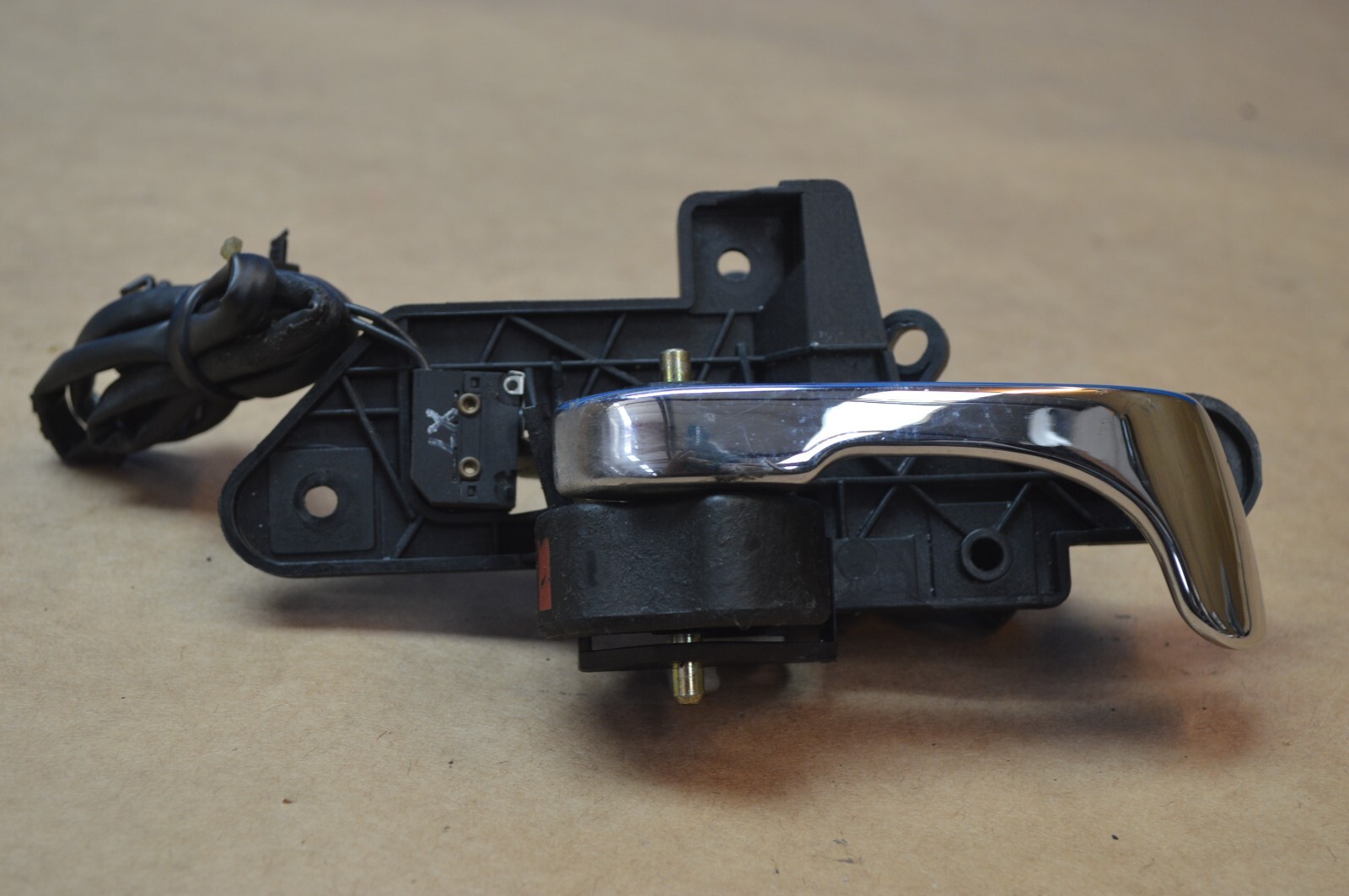 2004 M138 MASERATI GT COUPE  FRONT RIGHT PASSENGER SIDE INTERIOR DOOR HANDLE