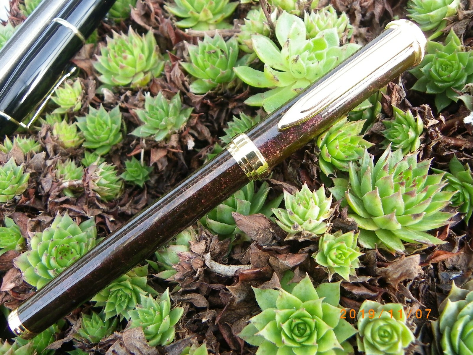 Stylo plume de collection lourd en laque noire et attributs dore dorure premium