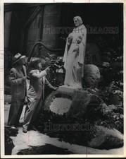 1955 Press Photo Memorial designer Louis Rodriguez & other at memorial