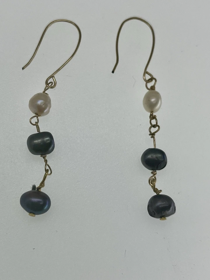 Pendientes artesanales gancho colgante perlas blancas y negras 14K G.F. Compra 3Envío gratis Foto 2 de 4