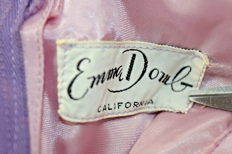 Винтажное макси-платье Emma Domb размер S 50-е мерцающее фиолетовое кружевное поверх розового атласа - Изображение 4 из 4