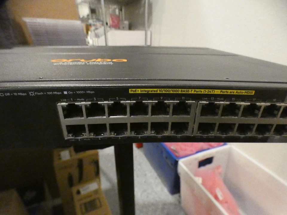 Switch administrado HP Aruba 2920-24G PoE+ 24 puertos Gigabit J9727A con fuente de alimentación y orejas Foto 4 de 4
