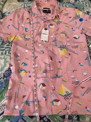 Neu mit Etikett 90er Jahre inspiriert Knopfleiste Drill Clothing Co Unisex T-Shirt pink S 90 % Polyester - Bild 4 von 7