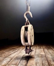 Antica puleggia primitiva contadini legno ghisa blocco gancio nautico