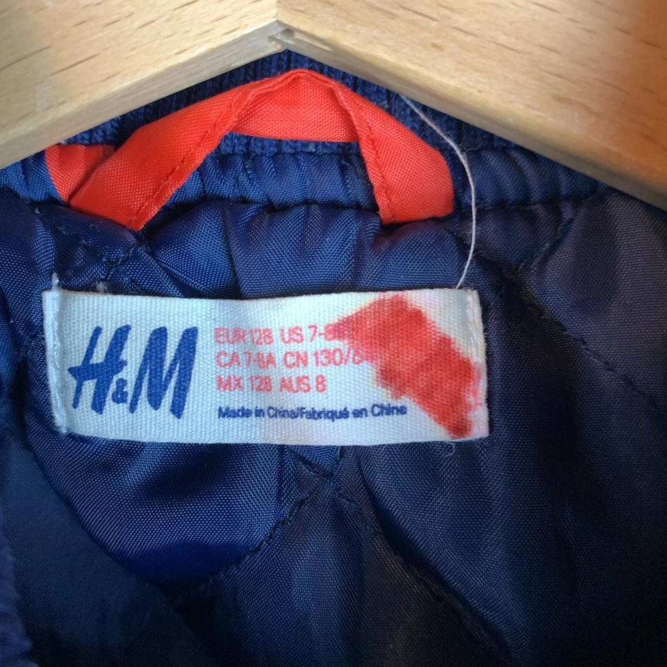 Chaqueta de bombardero H&M para niños niño 7-8 cremallera completa aislada parche de letras de vuelo universitario Foto 3 de 4