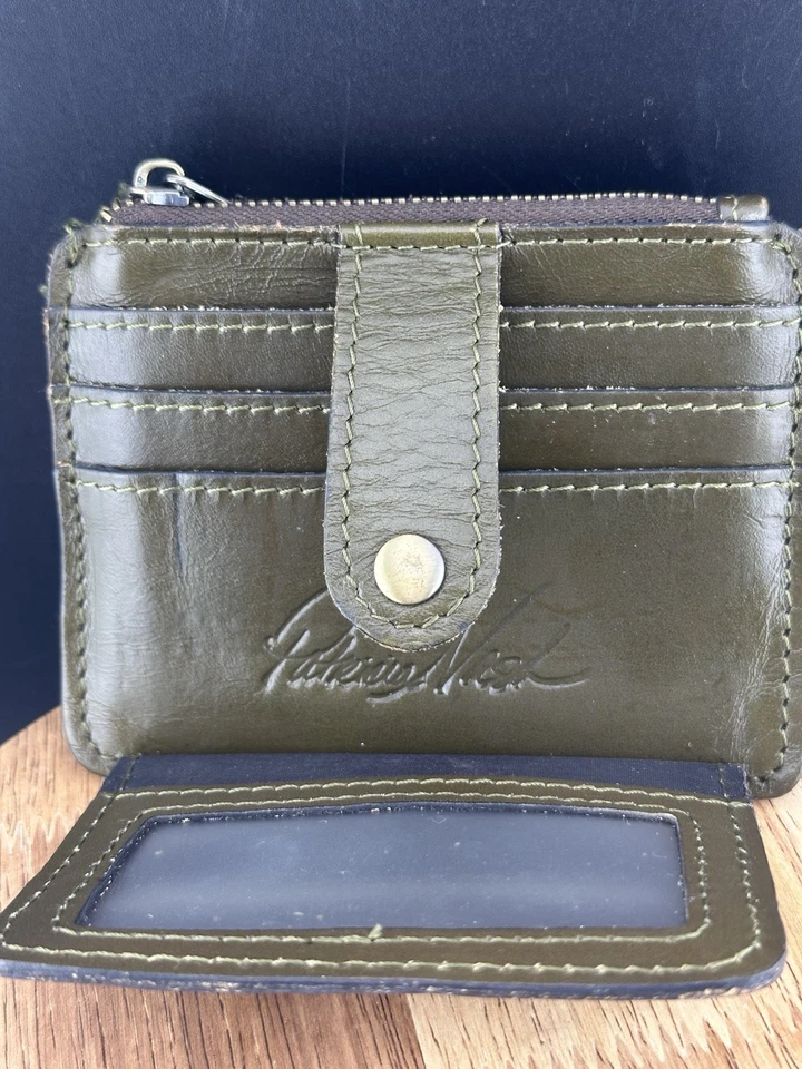 Cartera con tarjeta de identificación Patricia Nash Cassis verde oliva con flor de marca - Usada en excelente estado Foto 3 de 4