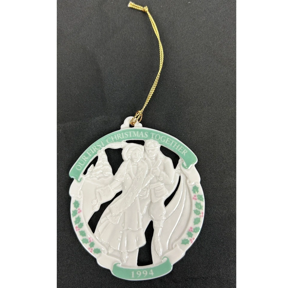 De colección Avon 1994 Nuestra Primera Navidad Juntos Porcelana Adorno Pareja Patinadores Foto 2 de 4