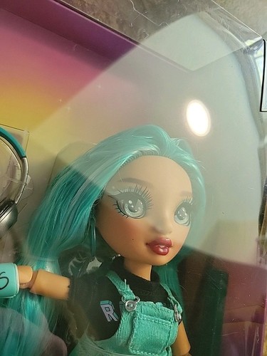 Rainbow High BLU BROOKS New Friends Fashion Doll w/cast & accessories Beautiful - Picture 8 of 9