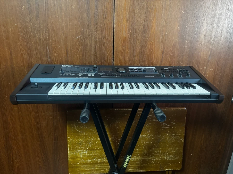 Roland VP-770 Vocal & Ensemble Keyboard w/ box Hands-free Microphone - Image 4 of 4