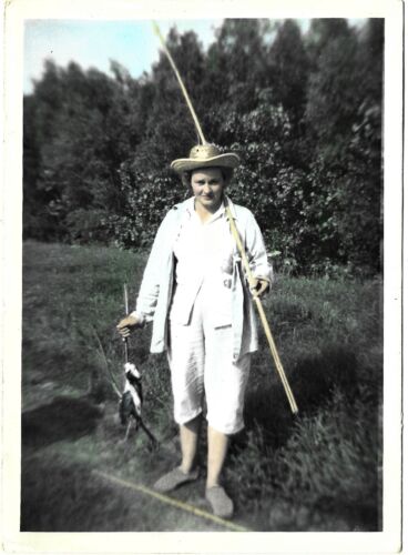 Ancienne photo colorée vintage des années 1940 d'une femme tenant du poisson pêche au mât en bois - Photo 1/1