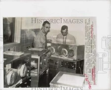 1959 Press Photo Doctors tend Hannan quints at Lackland AFB Hospital in Texas