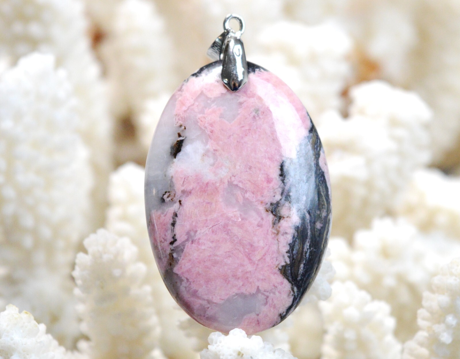 Pendentif rhodonite et quartz 87 carats : la douceur de la pierre rose