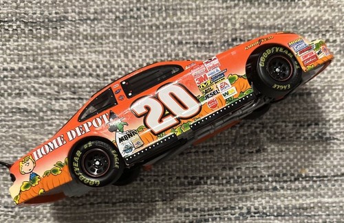 2002 Tony Stewart #20 Nascar 1:24 Peanuts HOME DEPOT It’s The Great Pumpkin LTD - Picture 6 of 8