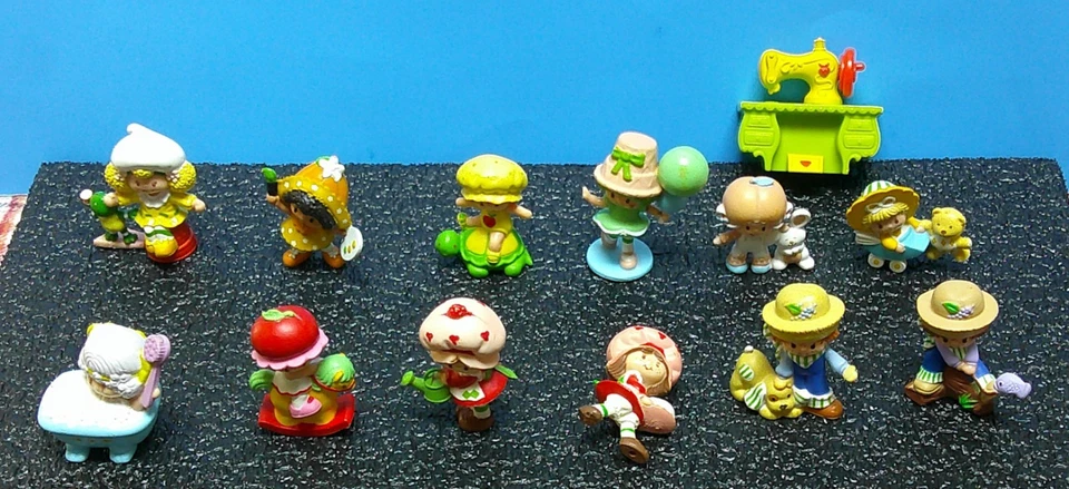 STRAWBERRY SHORTCAKE & FRIENDS, HUGE LOT OF 12 PVC FIGURES, 2", VARIETY LOT! - Image 3 of 4