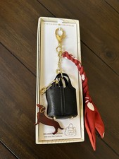 Eye Candy Los Angeles borsa ciondolo e portachiavi bassotto con borsa nera e sciarpa