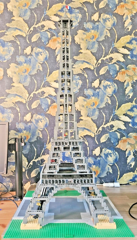 LEGO Creator 10181 Eiffel Tower 1:300, photo 2 of 5