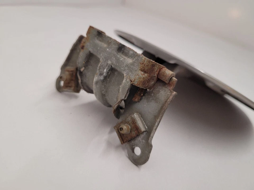 2000-2006 CHEVROLET TAHOE Fuel Filler Door Silver 15124078 00-06 Foto 2 de 4