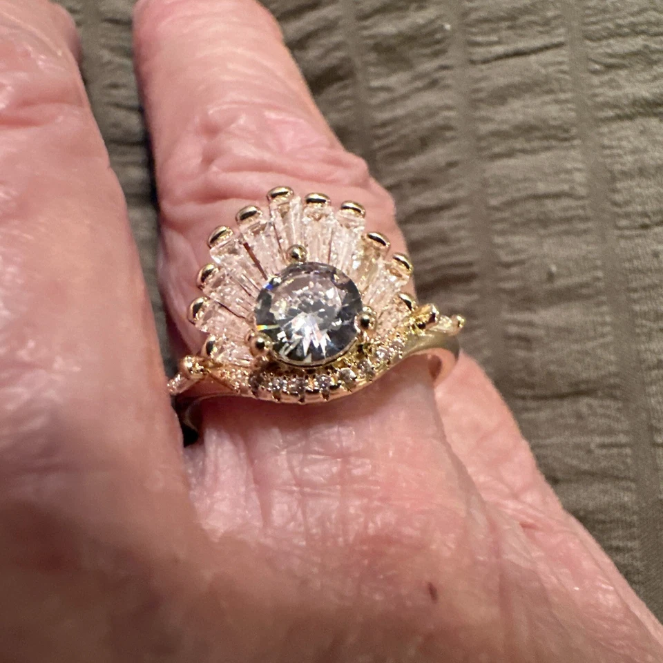 Un diseño tan único en forma de carcasa para este hermoso anillo en una talla 7 Foto 2 de 4