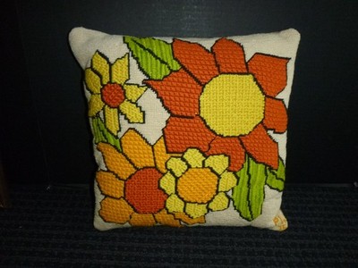 Vtg 70s Lee Wards X29655 MOD Sunflowers Needlepoint Pillow 13x13''