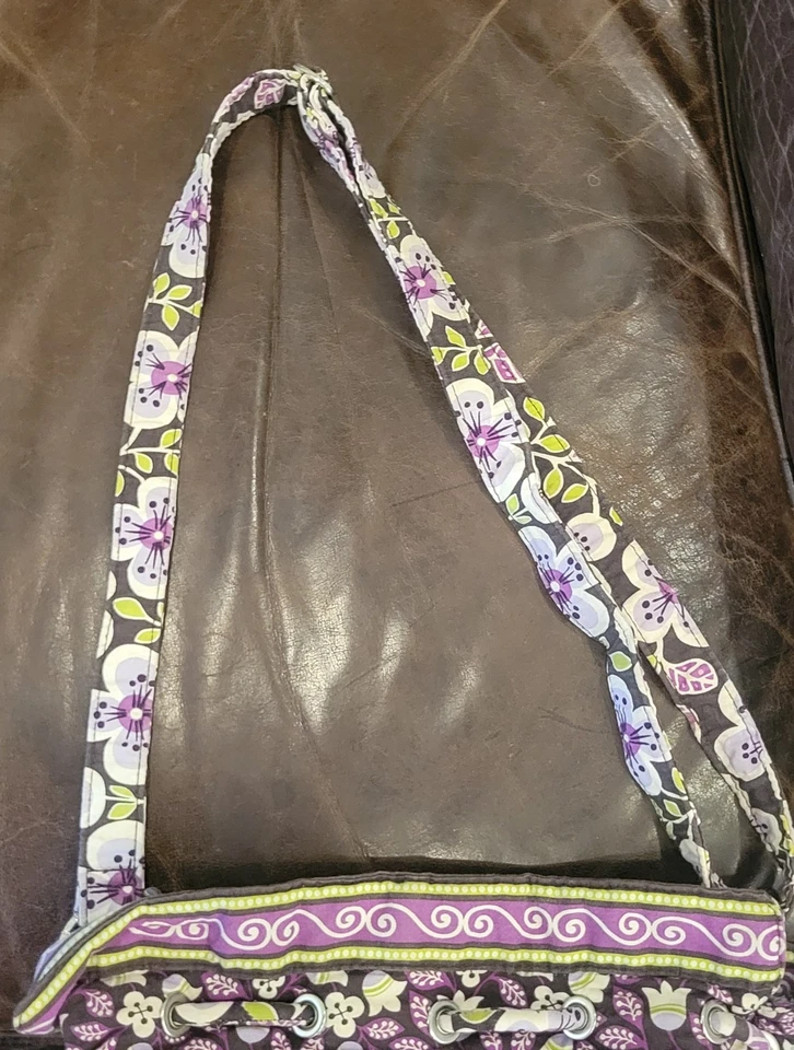 Bolso Vera Bradley Pétalos de Ciruela Cubo y Cordón con Correa Bandolera Ajustable Foto 4 de 4