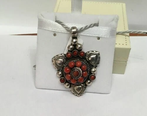 Collane e ciondoli antichi rossi in argento