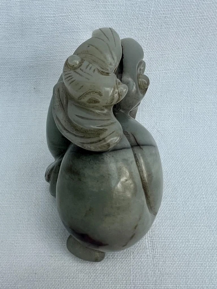 Fine 20th Century Chinese Celadon Jade Carving of a Bat On A Peach. - Image 3 of 4