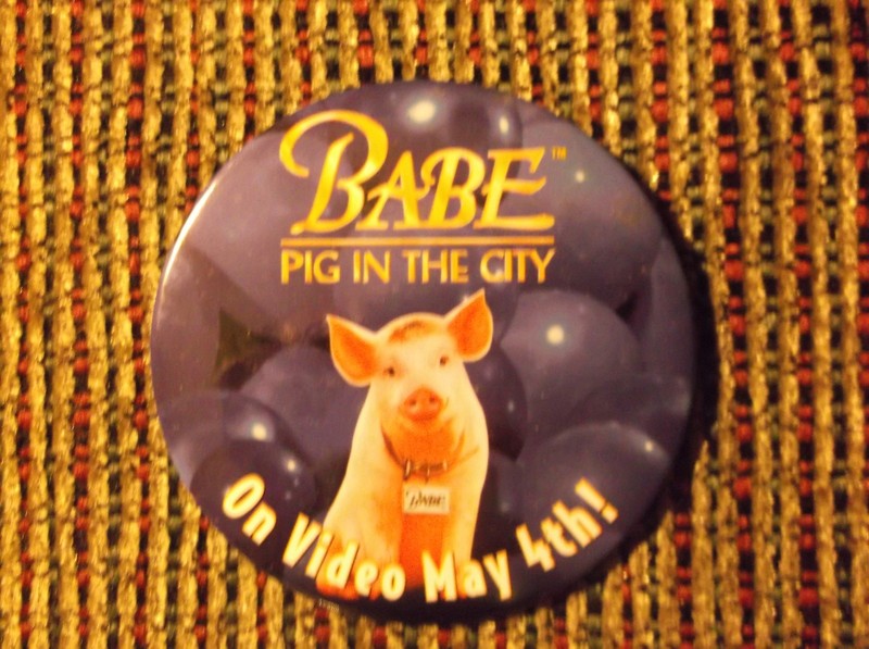 BABE PIG IN THE CITY PROMOTIONAL DATED 1999 MOVIE PROMO PIN