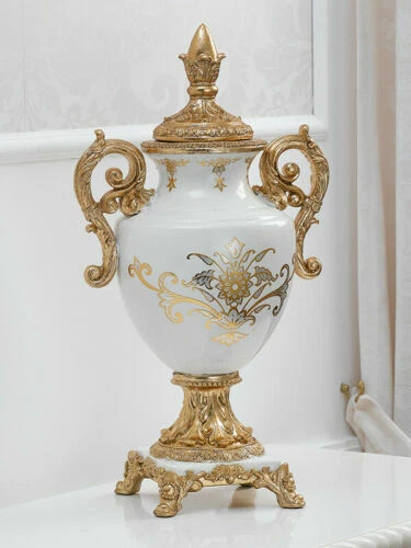 Vasi d'oro per la decorazione della casa